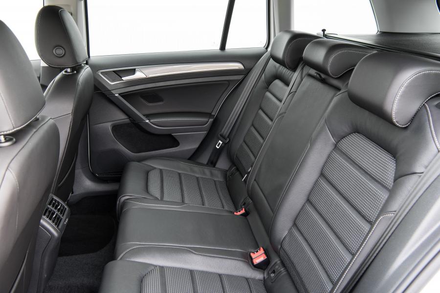 Интерьер Volkswagen Golf Alltrack 2017 года  (UK) (фото 33 из 33)